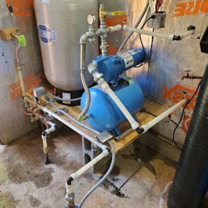 Well pump with water tank